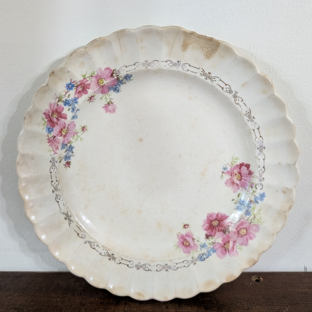 Leigh Potters Inc. U.S.A. Warrented 22-K Gold Patina Crazing Beautiful Decor